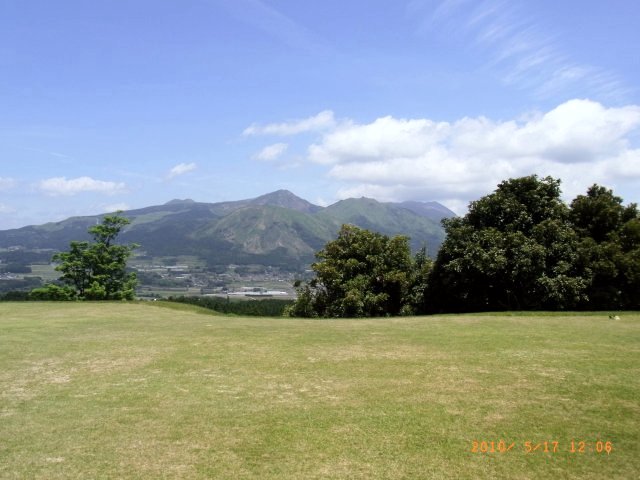 阿蘇外輪山に向かって打つ