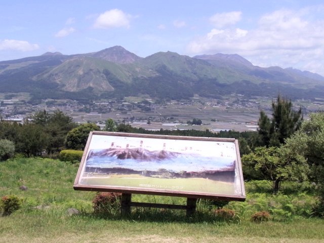 阿蘇外輪山の説明板がある