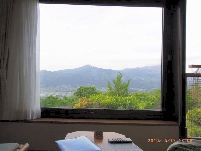 ホテルから阿蘇外輪山を望む