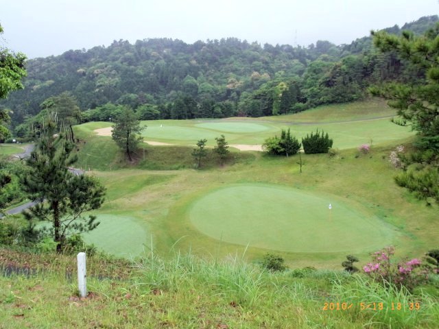 グリーンが隣り合わせの山岳コース