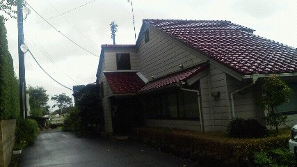 「少し薄暗い小屋の写真」